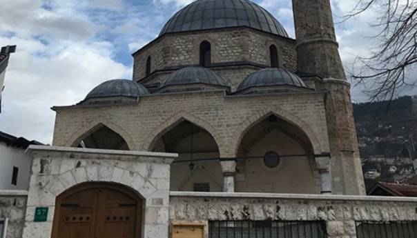 Prvi džuma namaz u Gazi Husrev-begovoj džamiji nakon ublažavanja mjera