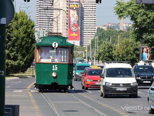 Prvi električni tramvaj ponovo vozi Sarajevom, turisti oduševljeni
