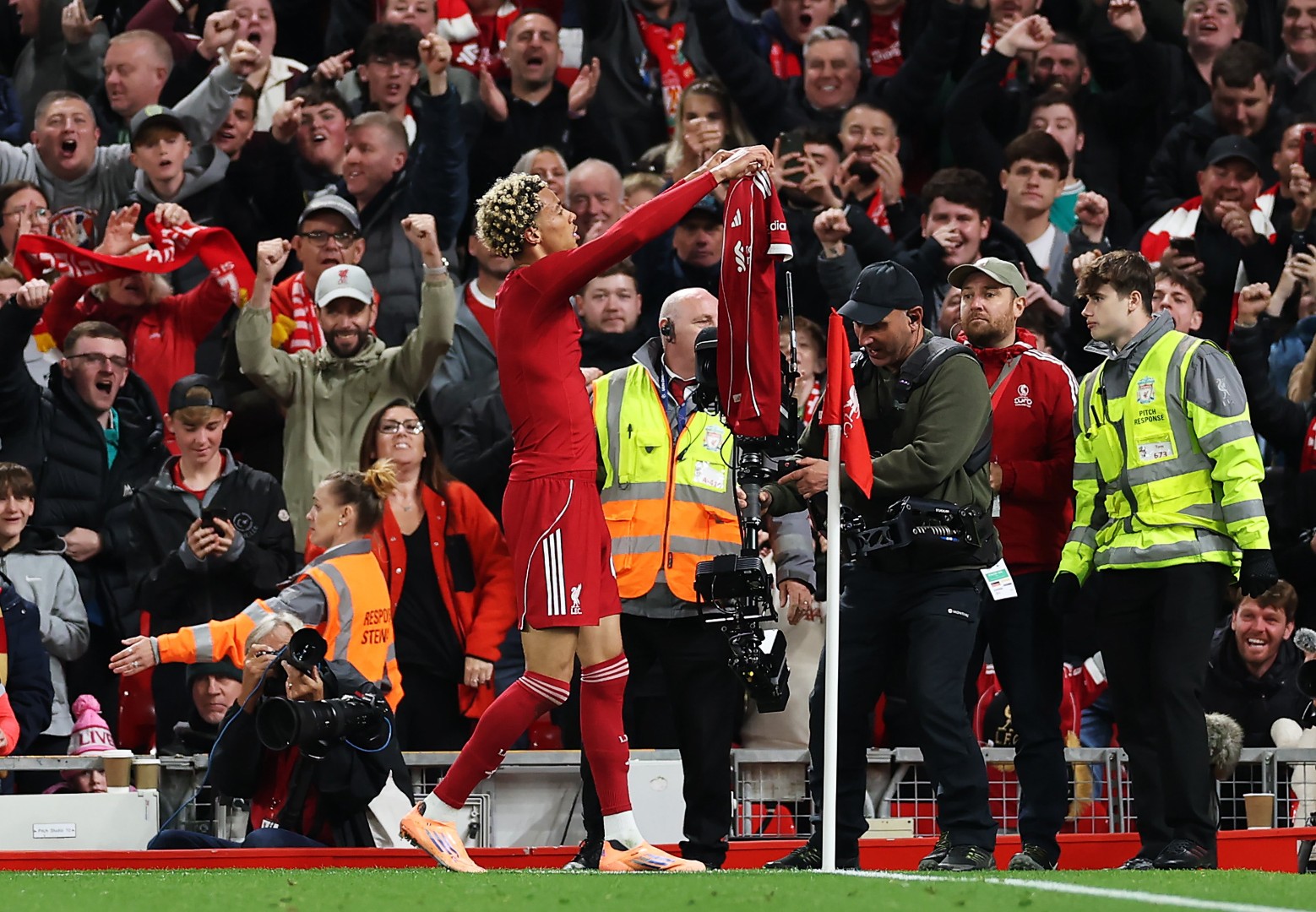 Prvi gol Isaka u dresu Liverpoola, Ekitike isključen nakon skidanja dresa