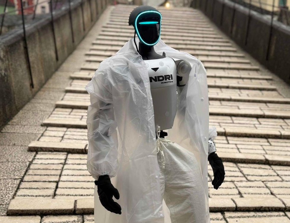 Prvi humanoidni robot u BiH prošetao Starim mostom