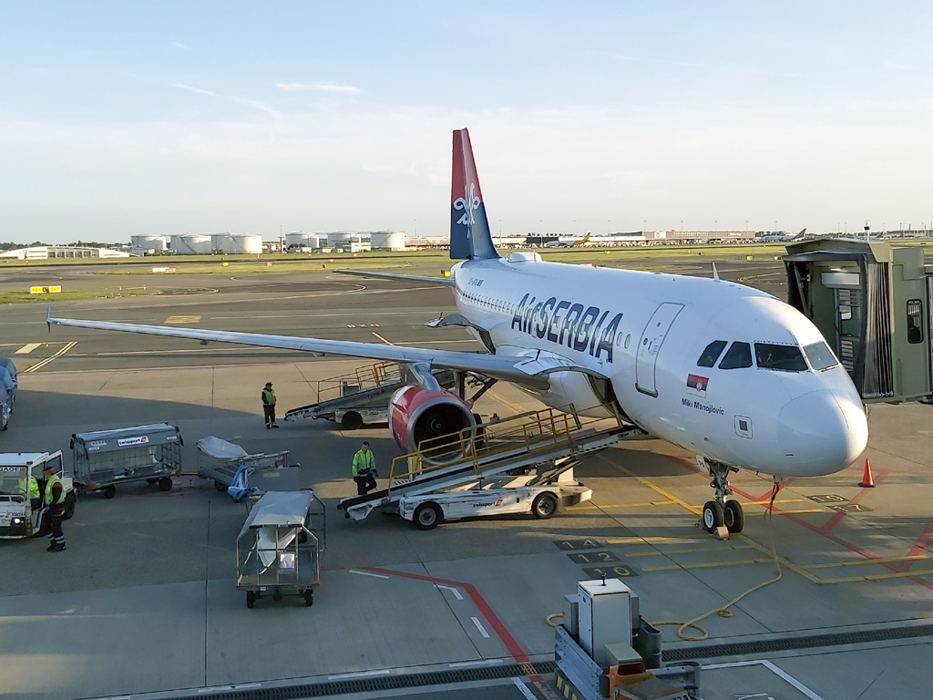 Prvi let nakon obustave: Avion iz Dubaija sletio u Beograd