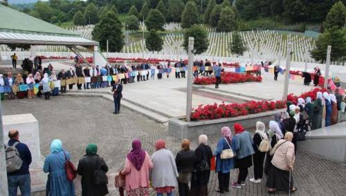 Prvi put Majke Srebrenice u Potočarima održale mirni protest