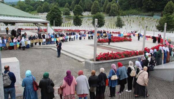 Prvi put Majke Srebrenice u Potočarima održale mirni protest