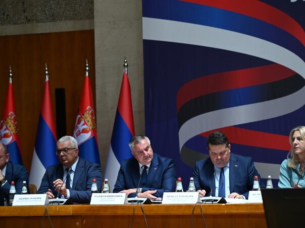 'Prvi put srpski narod, bez ambicija da nanosi bilo kome štetu, želi da kreira budućnost'