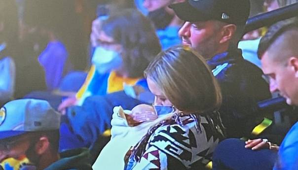 Prvi put u javnosti: Jokićeva supruga s kćerkicom gledala meč