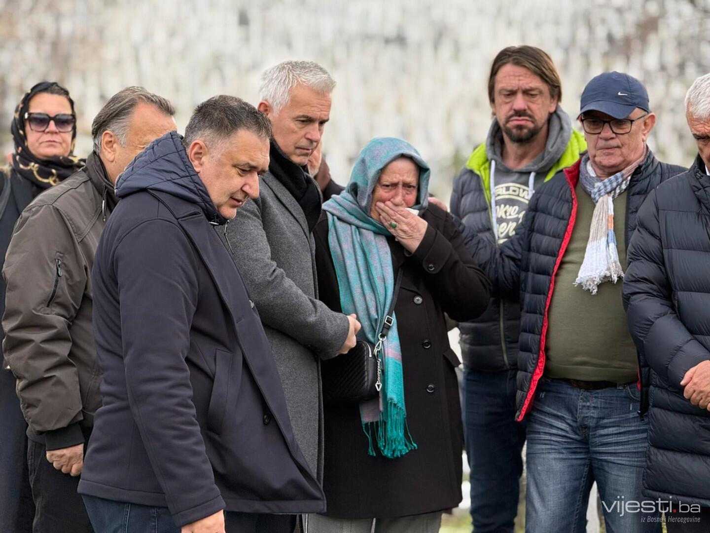 Dirljiv prizor na Halidovom mezaru: Sejda prvi put u javnosti
