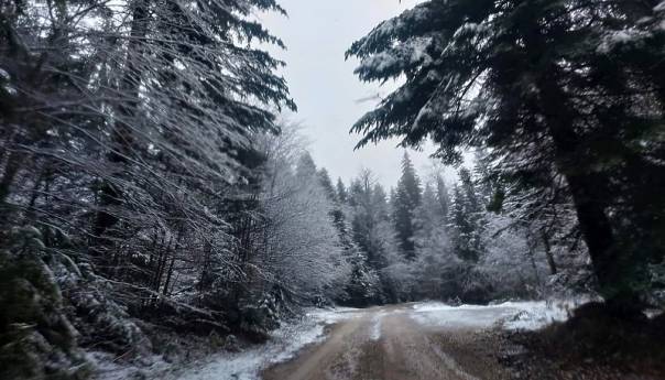 Prvi snijeg u ovoj sezoni pao u Drvaru, Glamoču i Bosanskom Grahovu