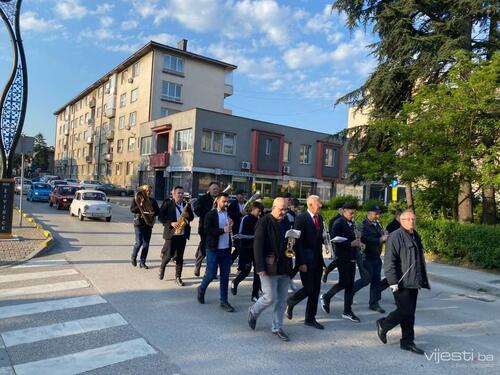 Prvomajska budnica u Živinicama uz zvuke muzike i oldtimera