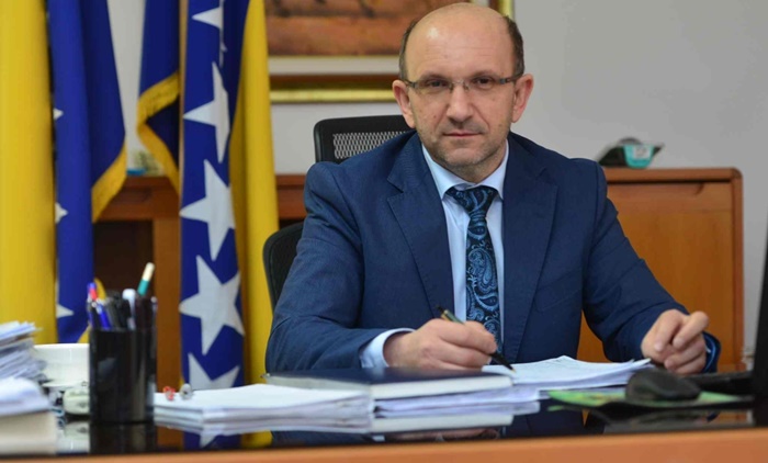 PU FBiH svim poreznim obveznicima želi sretnu i uspješnu Novu 2022. godinu