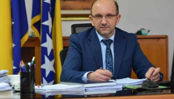 PU FBiH svim poreznim obveznicima želi sretnu i uspješnu Novu 2022. godinu