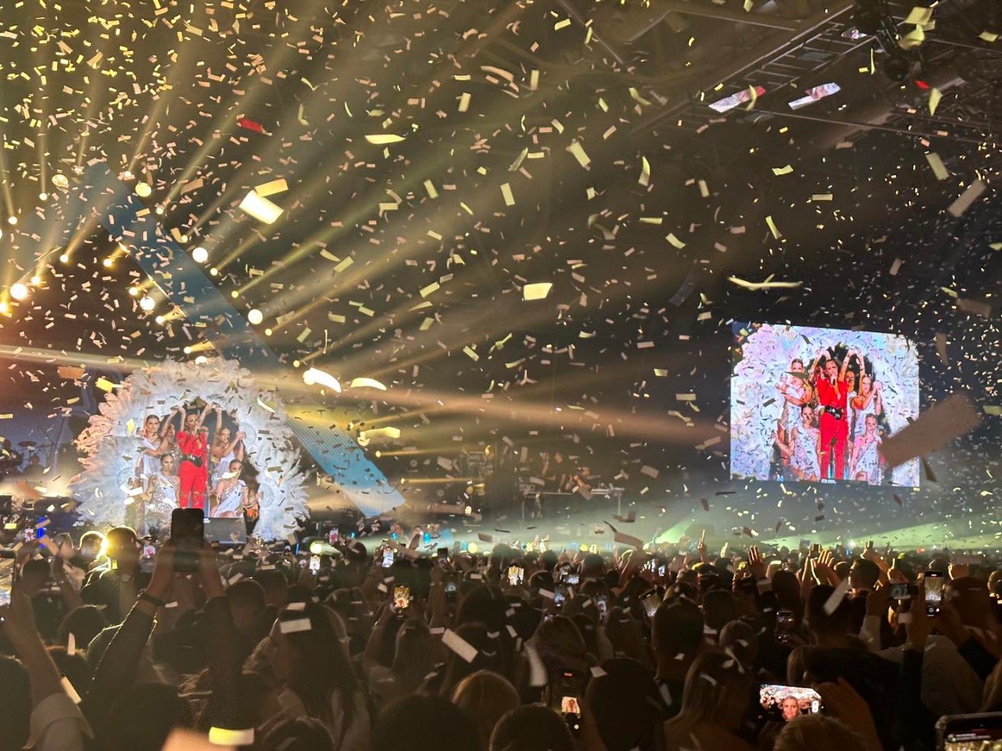 Publika, trubači, spektakl: Kadrovi s koncerta Prijović u Zetri