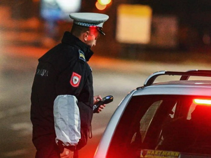 Pucali u Laktašima, oštetili automobil u dvorištu