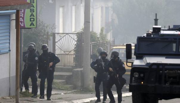 Pucano na automobil Milana Ivanovića