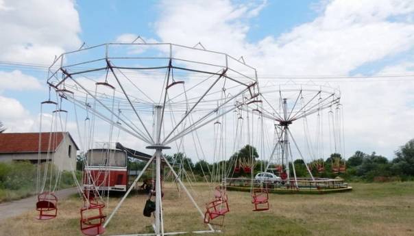 Pukao nosač na ringišpilu, povrijeđeno osmero djece