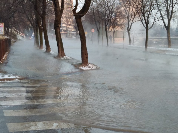Pukla cijev u Zenici: Dok su stanovi hladni, topla voda teče ulicom