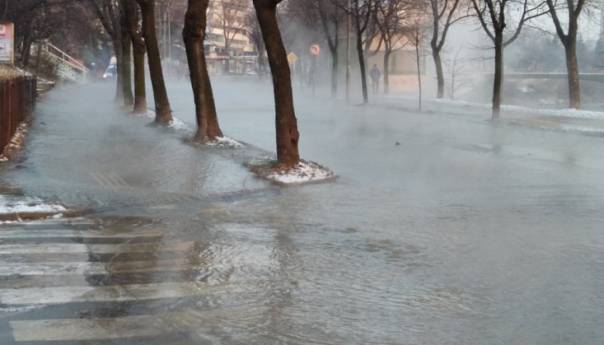 Pukla cijev u Zenici: Dok su stanovi hladni, topla voda teče ulicom