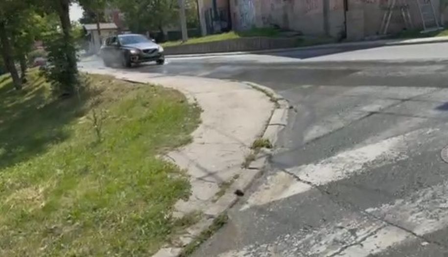 Pukla vodovodna cijev u Švrakinom Selu, voda ide niz ulice...