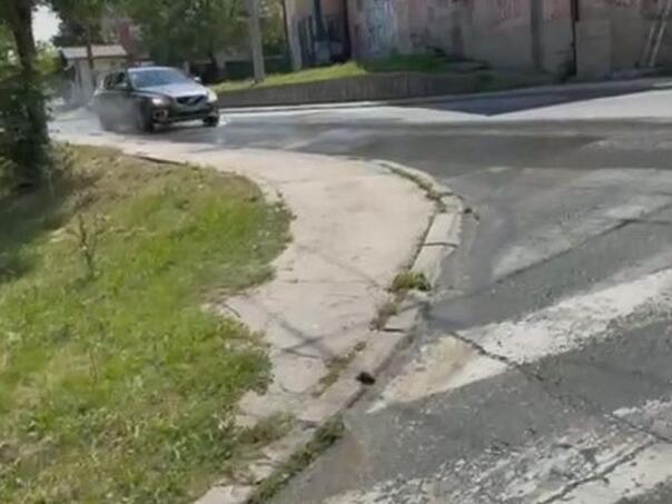 Pukla vodovodna cijev u Švrakinom Selu, voda ide niz ulice...