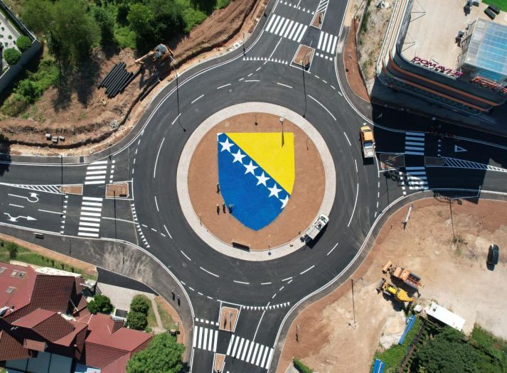 Pušten u saobraćaj novi kružni tok na Ilidži, u sredini ga krasi grb BiH