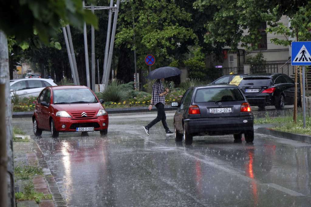 Putevi mokri, savjetuje se opreznija vožnja