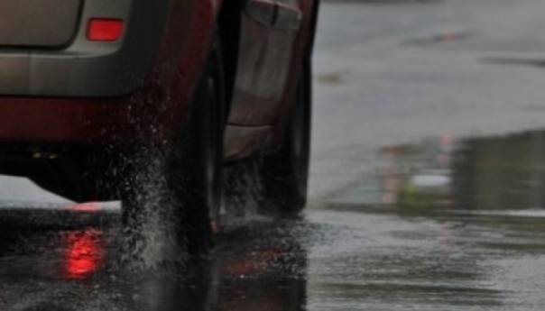 Putevi u BiH mokri i klizavi, mogući odroni zemlje i kamenja