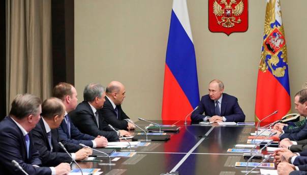 Putin apotekarima: Ako maske poskupe, gubite dozvole za rad