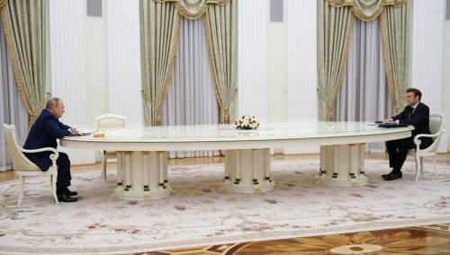 Putin držao Macrona na distanci tokom sastanka jer se nije želio testirati