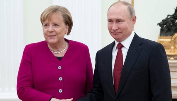 Putin i Merkel raspravljali o Bliskom istoku i Ukrajini