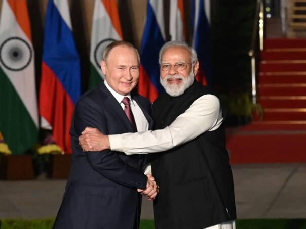 Putin i Modi pokazali bliskost zagrljajem i vožnjom automobilom u Kini