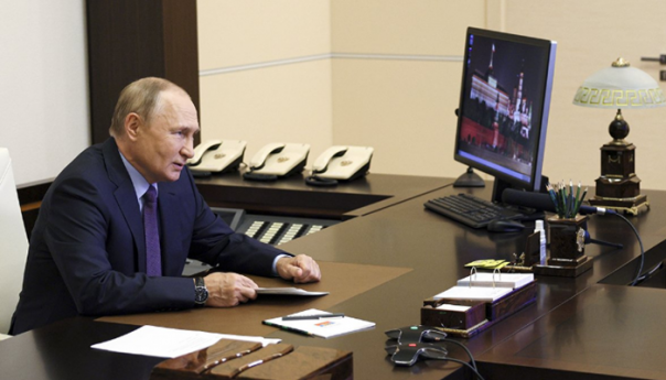 Putin: Nećemo skrenuti sa svog suverenog kursa