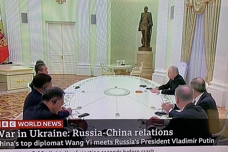 Putin se sastao sa šefom kineske diplomatije, mali stol kao simbol bliskosti