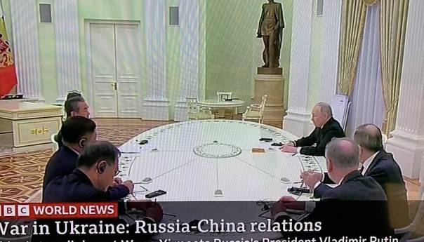 Putin se sastao sa šefom kineske diplomatije, mali stol kao simbol bliskosti