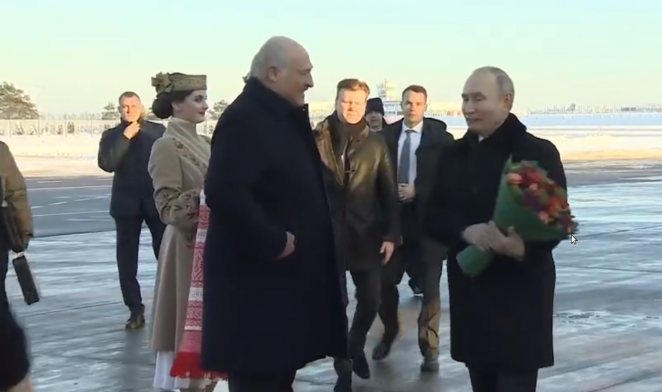 Putin sletio u Minsk, na aerodromu ga dočekao Lukašenko