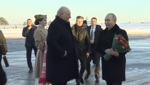 Putin sletio u Minsk, na aerodromu ga dočekao Lukašenko