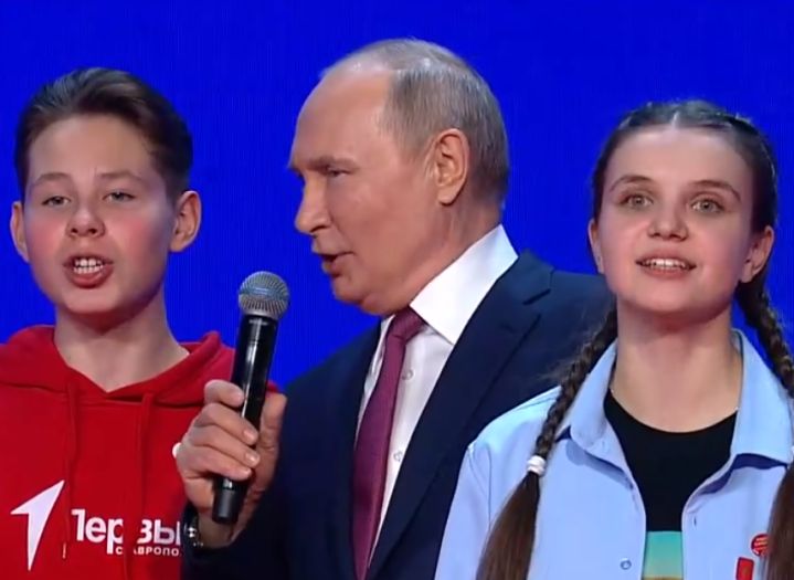 Putin uzeo mikrofon u ruke i zapjevao