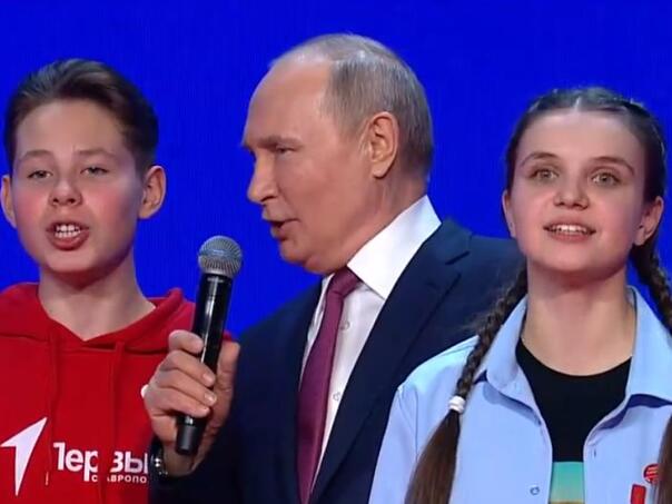 Putin uzeo mikrofon u ruke i zapjevao