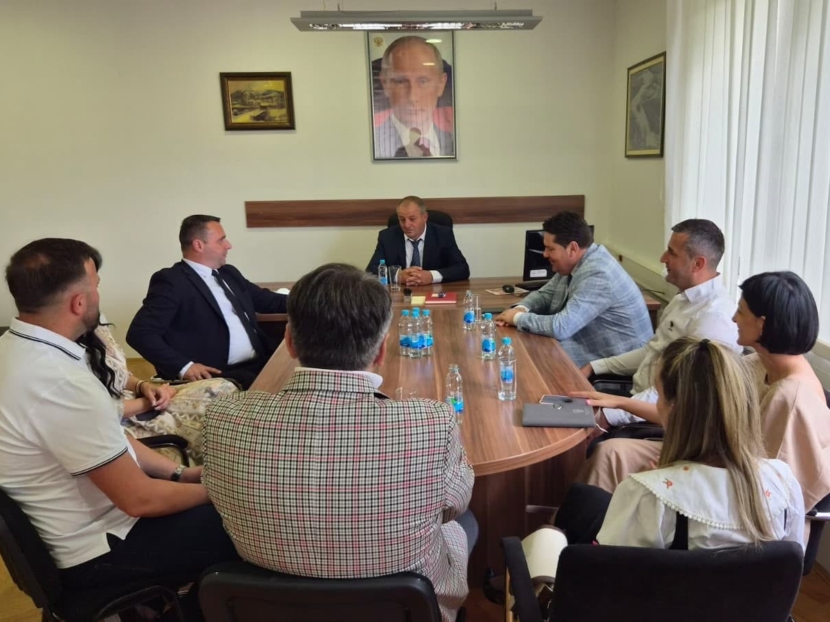 Bileća: U službenim prostorijama opštine istaknut portret Vladimira Putina