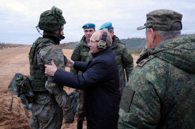 Putinova pratnja snimljena s nuklearnom aktovkom?