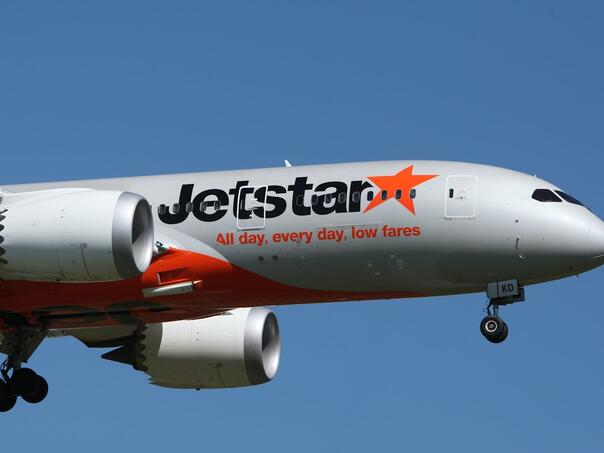 Putnica pokušala otvoriti vrata aviona usred leta iznad Indijskog oceana