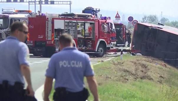 Putnici iz prevrnutog autobusa: Izletjeli kroz prozor, mislili smo da sanjamo