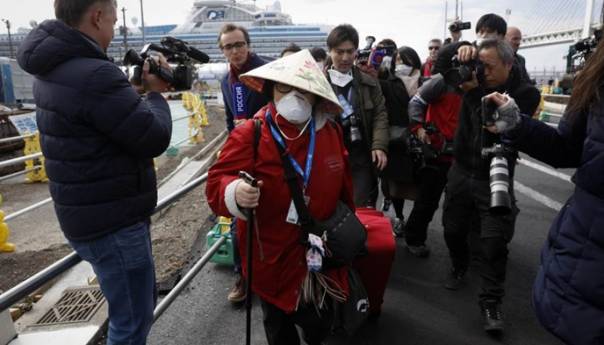 Putnici s kruzera "Diamond Princess" počeli da se iskrcavaju