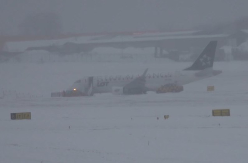 Putnički avion sletio s piste u Litvaniji