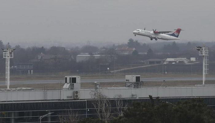 Putnik preminuo, avion prisilno sletio u Beograd