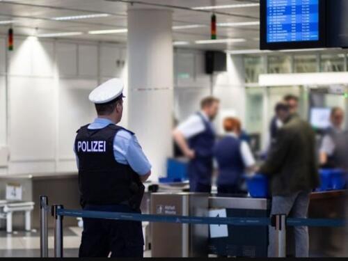 Putniku u avionu za Banjaluku policija pronašla nož