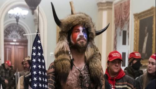 QAnon Šaman osuđen na više od tri godine zatvora zbog upada u Kapitol