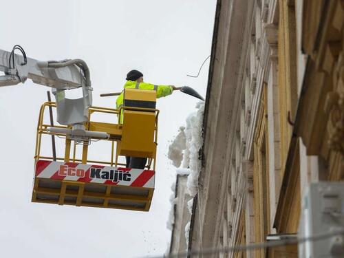 RAD tokom noći razgrtao snijeg na pješačkim zonama i saobraćajnicama