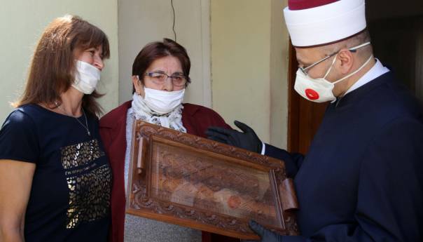 Radenka umjesto nane Fate pali kandilje na džamiji u Bileći
