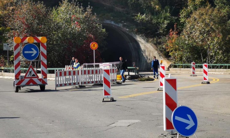 Radi osiguranja neometanog saobraćanja, u funkciji druga cijev tunela Ciglane