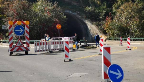 Radi osiguranja neometanog saobraćanja, u funkciji druga cijev tunela Ciglane