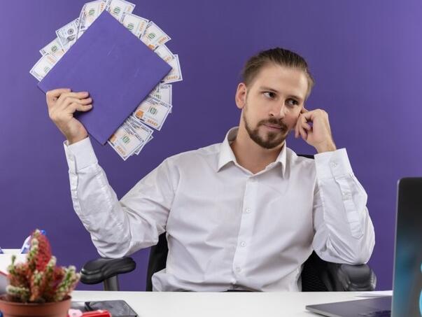 Radio bez pauze 25 godina pa dobio stotine hiljada za neiskorišteni odmor